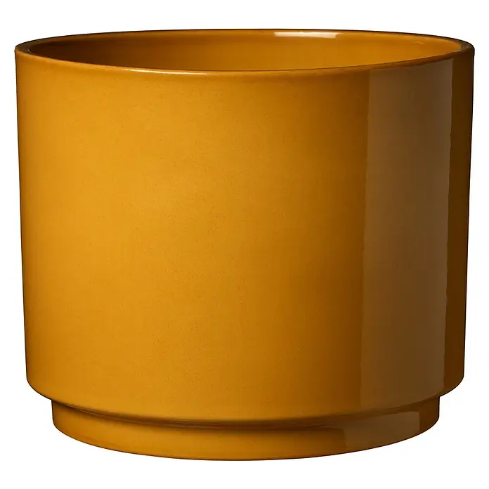 Soendgen Keramik Übertopf rund Oslo Seventies - Außenmaß (Ø x H): 19 x 16 cm, Ockergelb, Keramik, Glänzend - Ein honiggelber, zylindrischer Blumentopf aus Keramik mit einer abgesetzten Basis vor einem schwarzen Hintergrund.