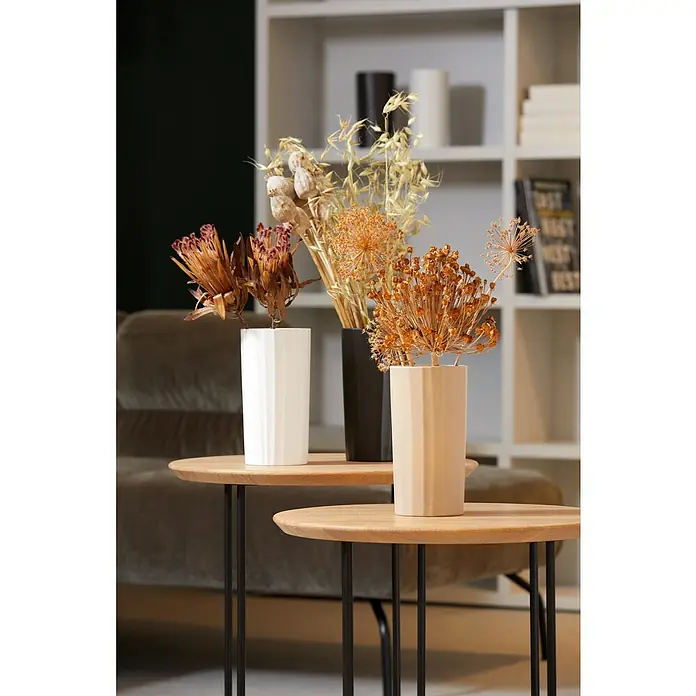 Soendgen Keramik Vase Umea Pure - Ø x H: 11 x 21 cm, Keramik, Weiß - Nahaufnahme von drei dekorativen Vasen mit Trockenblumen auf stilvollen Beistelltischen, die ein modernes Ambiente schaffen.