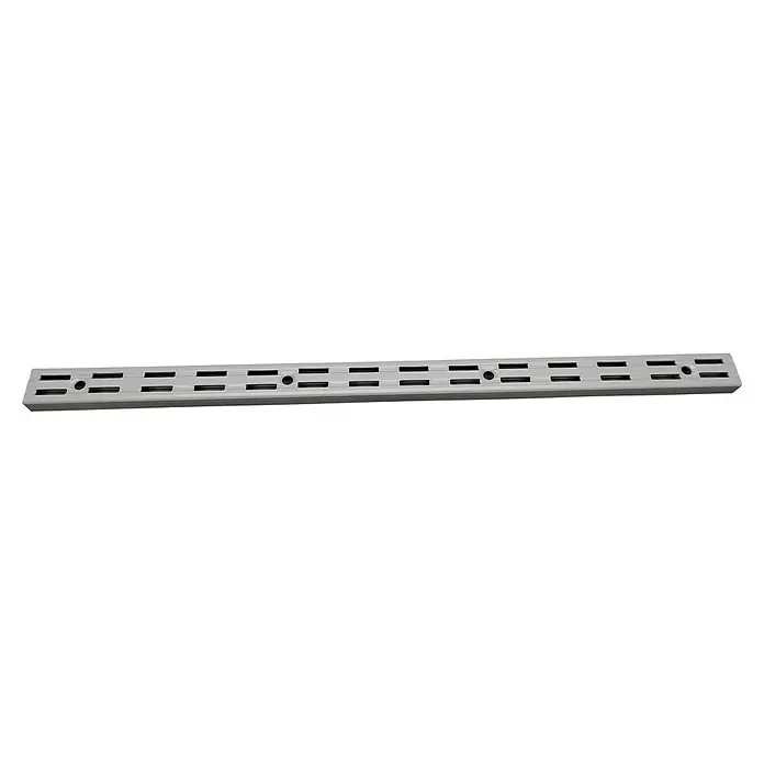 Regalux Wandschiene E32 - Länge: 140 cm, Zweilochsystem, Stahl, Silber - Eine graue M-LOK Schiene, ein vielseitiges Zubehör zur Montage von Anbauteilen an Waffen, präsentiert auf schwarzem Hintergrund.