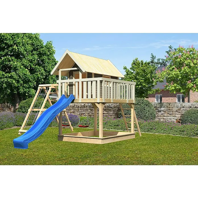 Karibu Kinderspielturm Fidel - L x B x H: 243 x 198 x 329,5 cm, Terragrau, Mit blauer Rutsche & Klettergerüst - Ein detailreiches Bild eines Spielhauses mit Rutsche und Sandkasten im Garten, ideal für Kinder zum Spielen und Entdecken.