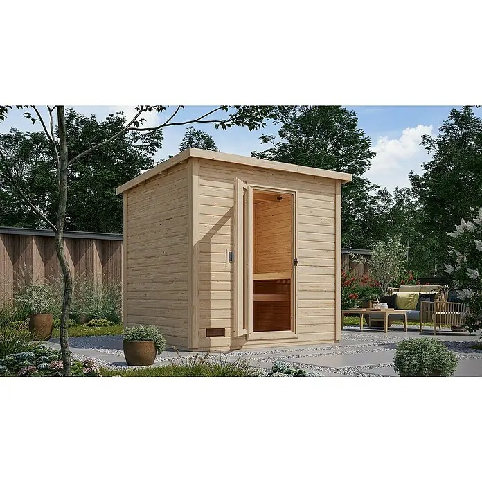 Karibu Saunahaus Hytti - 9 kW Bio-Saunaofen mit externer Steuerung, L x B x H: 196 x 231 x 228 cm, Natur - Außenansicht einer hellen Holzsauna mit geöffneter Tür in einem Garten mit Sitzgelegenheiten.