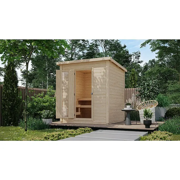Karibu Saunahaus Hytti - 9 kW Saunaofen mit integrierter Steuerung, L x B x H: 196 x 196 x 228 cm, Natur - Außenansicht einer Gartensauna aus Holz mit geöffneten Türen, umgeben von Pflanzen. Gemütlicher Entspannungsort im Grünen.
