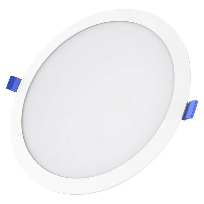 Tween Light Downlight empotrable LED redondo Kantor - 18 W, Ø x Al: 22 x 2,58 cm, Blanco, Blanco neutro, 3 ud. - Primer plano de una lámpara de techo LED redonda y blanca con clips de montaje azules, sobre un fondo negro.