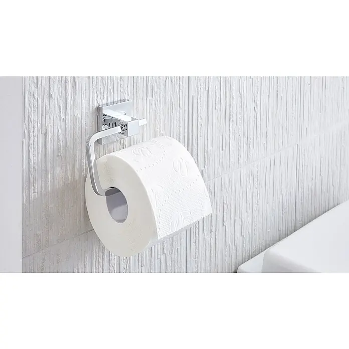 Tesa Deluxxe Papierrollenhalter - Ohne Deckel, Chrom, Glänzend - Nahaufnahme einer Toilettenpapierrolle an einem Chromhalter vor einer weißen, texturierten Wand.