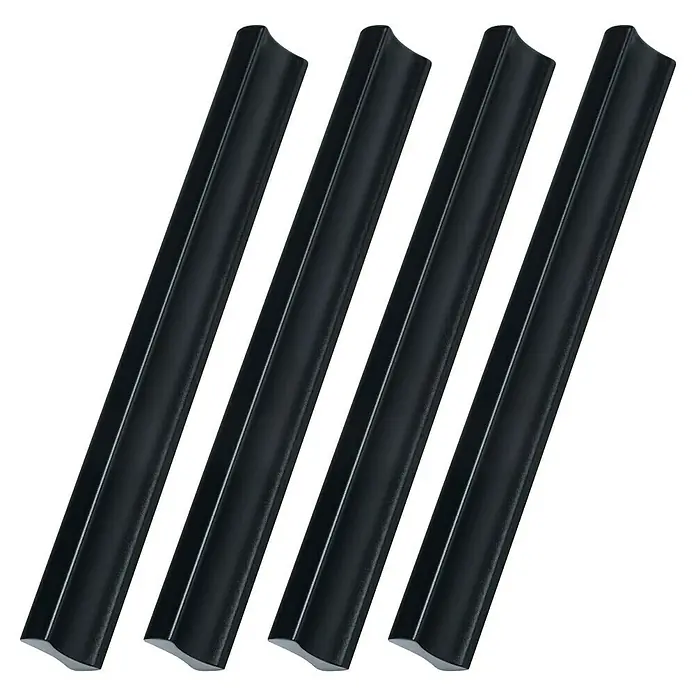 Rei Tirador para muebles 2279 - Distancia entre orificios: 128 mm, Negro, 4 ud. - La imagen muestra cuatro perfiles negros en forma de L sobre un fondo oscuro. Los perfiles son todos iguales y están dispuestos uno al lado del otro.