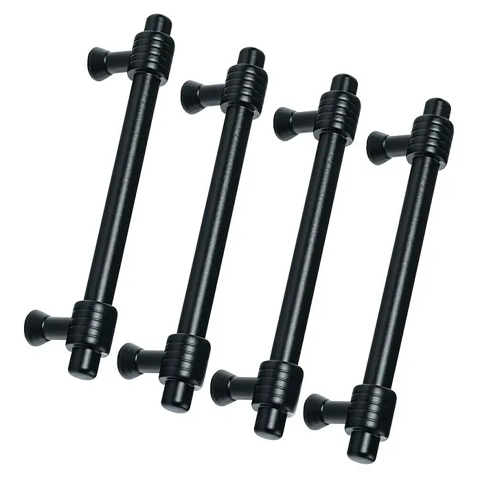 Rei Tirador para muebles - Distancia entre orificios: 96 mm, Negro, Mate, 4 ud. - Primer plano de cuatro tiradores de armario negros con un diseño a rayas.