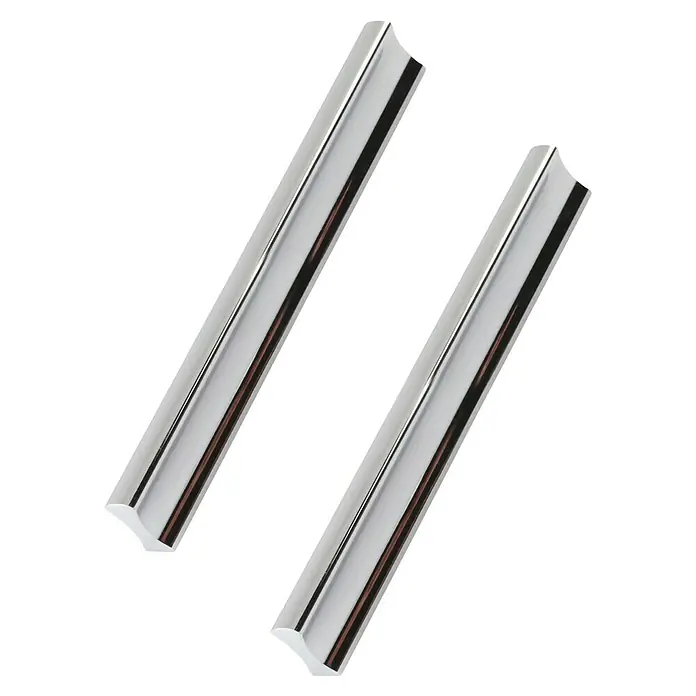 Rei Tirador para muebles 2279 - Distancia entre orificios: 96 mm, Plateado, Brillante, 2 ud. - Dos piezas de adorno brillantes de color plateado con extremos redondeados dispuestas diagonalmente sobre un fondo negro.