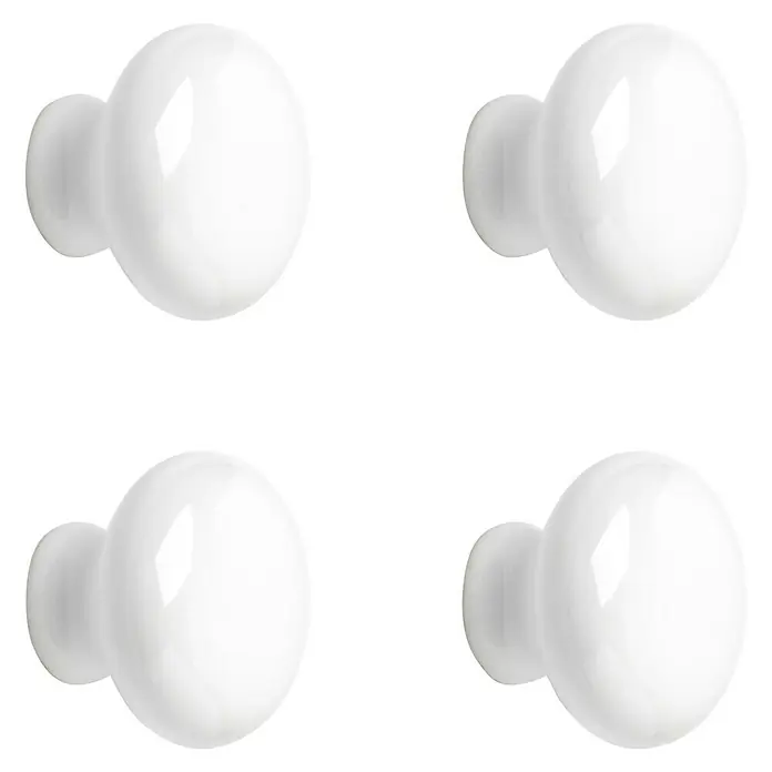 Rei Pomo para muebles - Diámetro: 35 mm, Blanco, 4 ud. - Primer plano de cuatro tiradores de cerámica blanca brillante sobre un fondo negro.