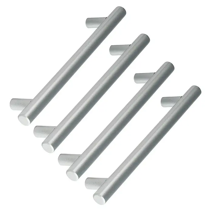 Rei Tirador para muebles 891H - Distancia entre orificios: 128 mm, Plateado, 4 ud. - Cuatro tiradores de muebles cilíndricos plateados con fijaciones cortas en ángulo sobre un fondo negro.