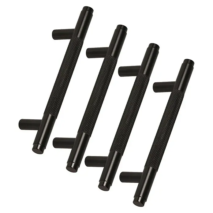 Rei Tirador para muebles 6301 - Distancia entre orificios: 96 mm, Negro, 4 ud. - Primer plano de cuatro tiradores de armario negros en forma de T con textura estriada sobre un fondo negro.