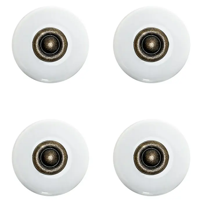 Rei Pomo para muebles - Diámetro: 31 mm, Blanco/Cuero, Brillante, 4 ud. - Cuatro pomos de cerámica blanca con detalles en bronce dispuestos sobre un fondo negro.