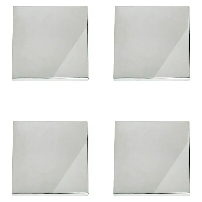 Rei Pomo para muebles - L x An: 30 x 30 mm, Cromo, Mate, 4 ud. - Un primer plano muestra cuatro estantes elegantes de forma cuadrada en plata pulida, que ofrecen una estética moderna y elegante para cualquier habitación.