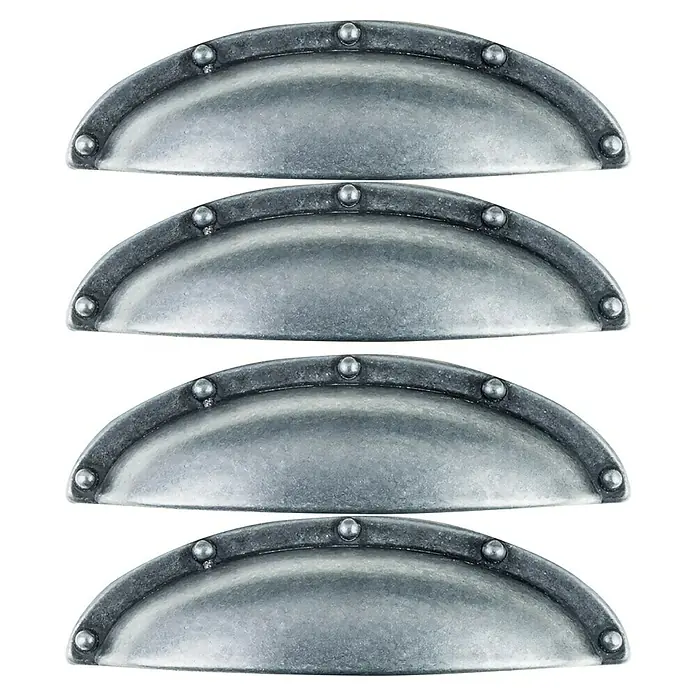 Rei Tirador para muebles 2004 - Distancia entre orificios: 64 mm, Plata vieja, 4 ud. - Primer plano de cuatro tiradores de concha plateados apilados sobre un fondo negro.