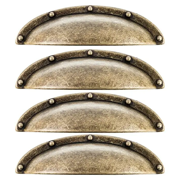 Rei Tirador para muebles 2004 - Distancia entre orificios: 64 mm, Cuero viejo, 4 ud. - Primer plano de cuatro tiradores de muebles de estilo vintage color bronce.