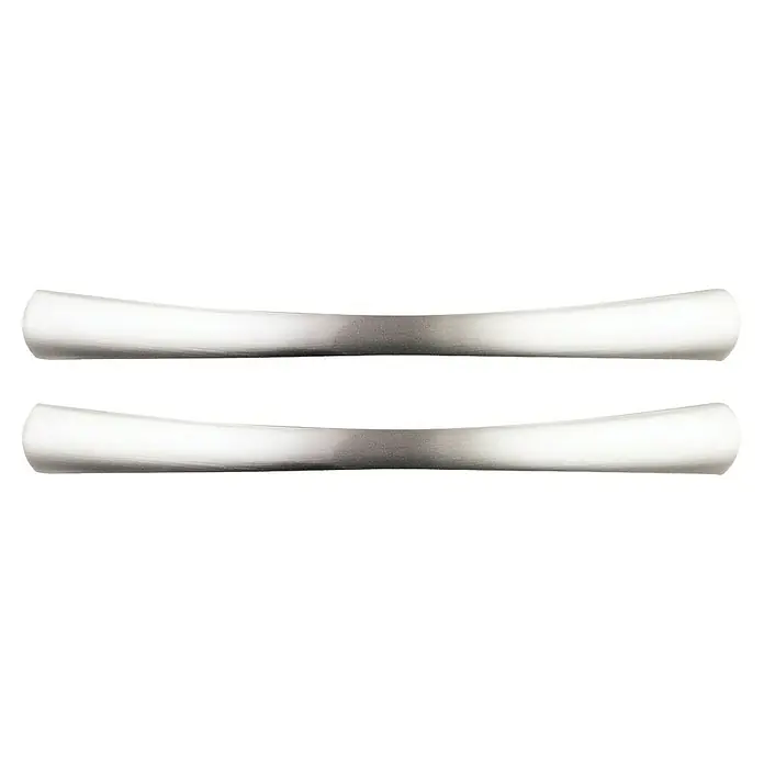 Rei Tirador para muebles 589A - Distancia entre orificios: 128 mm, Cromo, Mate, 2 ud. - Primer plano de dos barras de cortina plateadas, que muestran elegancia y diseño moderno para la decoración de ventanas.