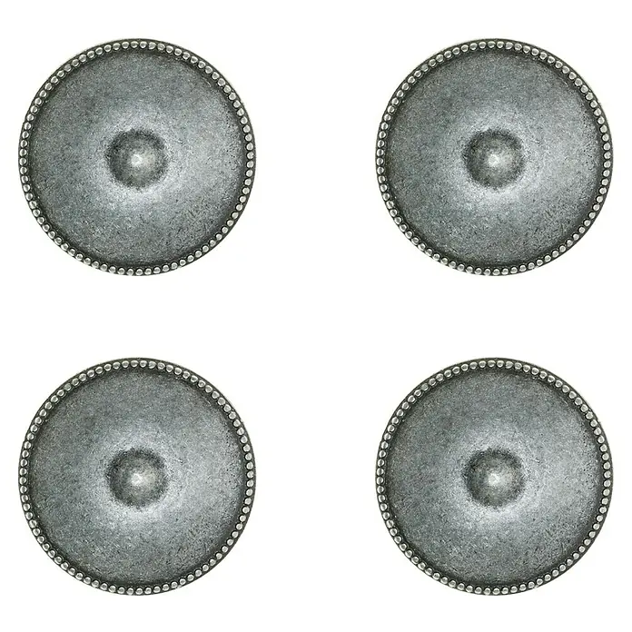 Rei Pomo para muebles 3121 - Diámetro: 30 mm, Plata vieja, 4 ud. - Primer plano de cuatro botones redondos de metal plateado con bordes punteados sobre un fondo negro.
