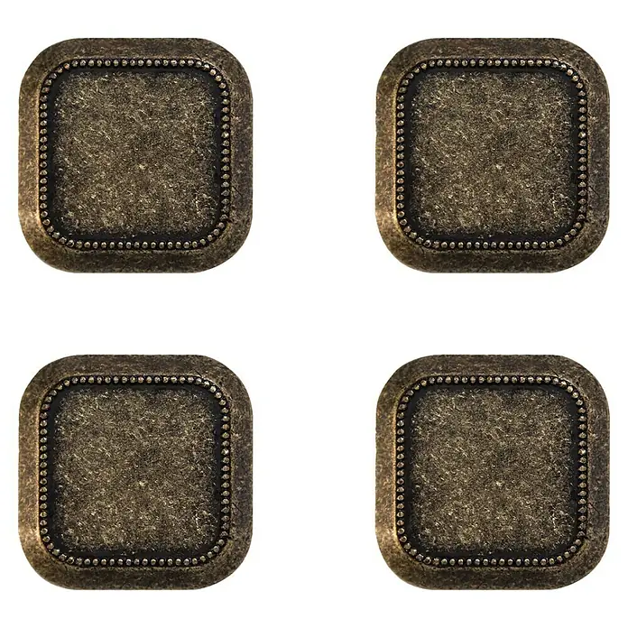 Rei Pomo para muebles - L x An: 30 x 30 mm, Cuero viejo, 4 ud. - Primer plano de cuatro elementos decorativos cuadrados de bronce con bordes con cuentas, que ofrecen un toque rústico y decorativo.