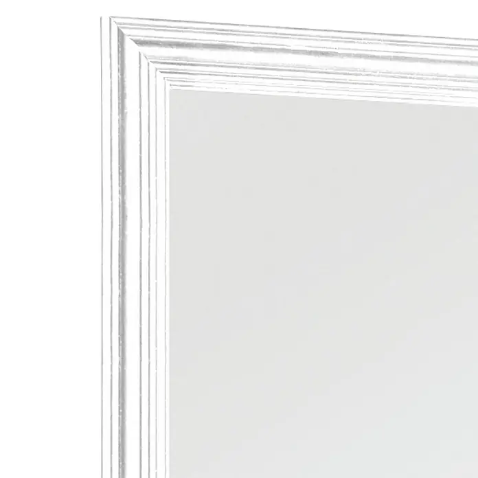 Türspiegel Bea - 30 x 120 cm, Weiß - Detailaufnahme eines weißen Rahmens mit feinen Verzierungen, ideal für Spiegel oder Bilder.