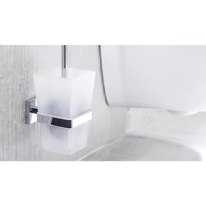 Tesa Deluxxe WC-Bürstengarnitur - Mit Halterung, Metall, Chrom - Nahaufnahme eines modernen, an der Wand montierten WC-Bürstenhalters mit einer Bürste in einem Badezimmer neben einer Toilette.