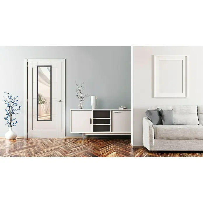 Türspiegel Bea - 30 x 120 cm, Schwarz - Eine Inneneinrichtung zeigt einen weißen Spiegel an einer Tür, ein Sideboard und ein gerahmtes Bild über einem Sofa.