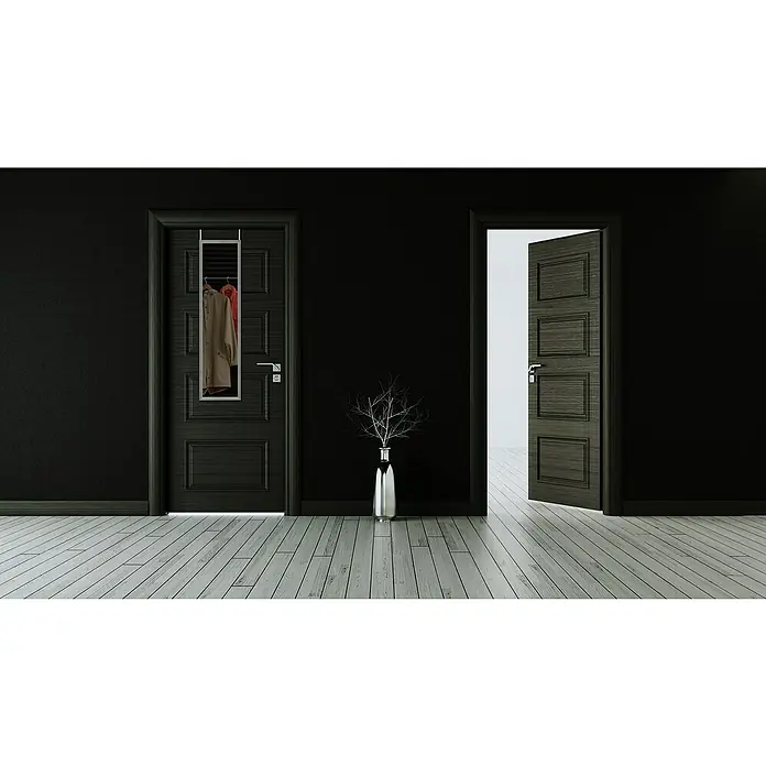 Türspiegel Bea - 30 x 120 cm, Silber - Elegantes Interieur mit fokus auf einer Türgarderobe mit Spiegel, die an einer Holztür hängt, zwischen zwei Türen in einem modernen Raum.