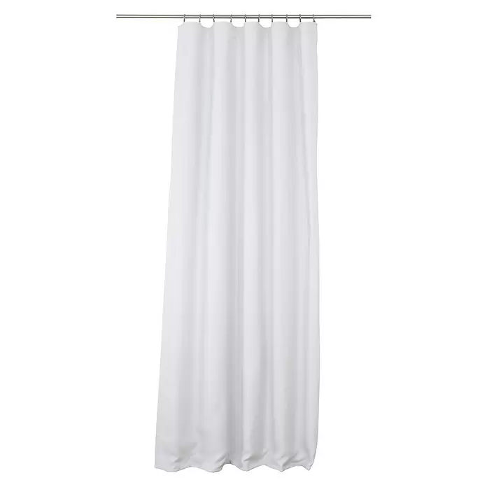 Schlaufenschal Dim - B x H: 135 x 245 cm, 100 % Polyester, Weiß - Weißer Duschvorhang aus Stoff, an einer silbernen Stange mit Ringen hängend.