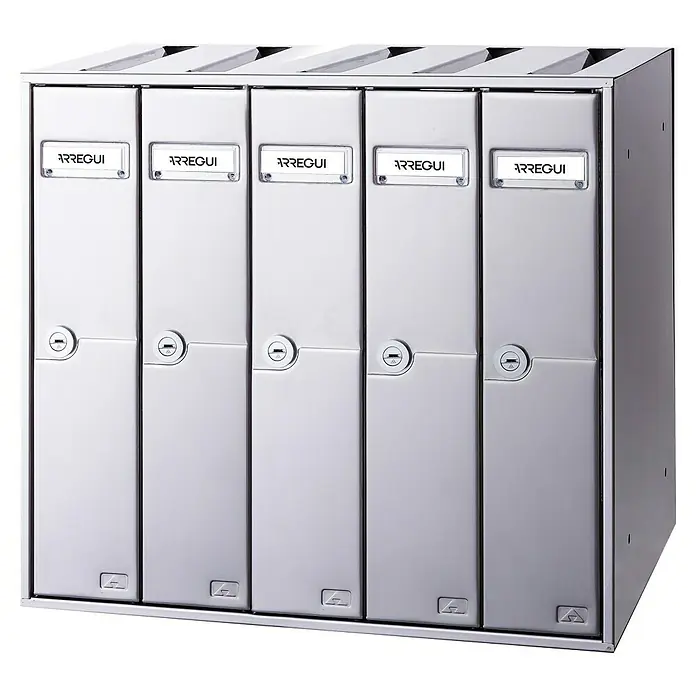 Arregui Libro Buzón de pared V115 - L x An x Al: 43,5 x 30 x 40 cm, Inoxidable satinado, Acero - Fila de cinco buzones plateados ARREGUI, ideales para apartamentos u oficinas, con placas de nombre y cerraduras de llave.