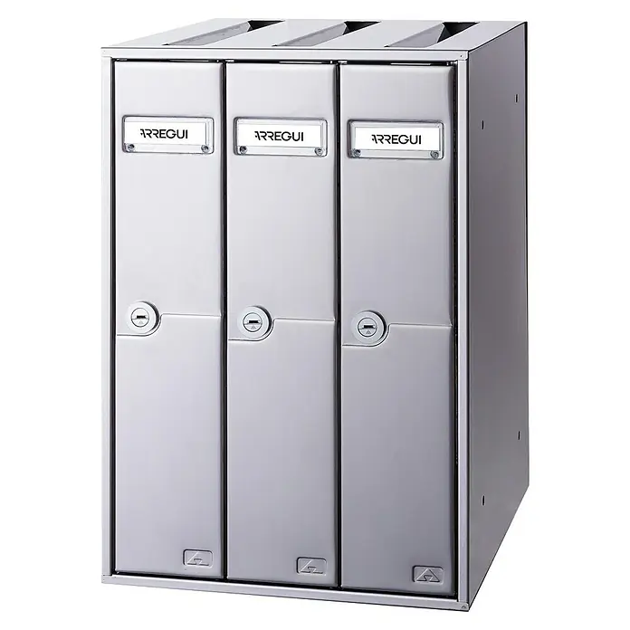 Arregui Libro Buzón de pared V113 - L x An x Al: 27 x 30 x 40 cm, Inoxidable satinado, Acero - La imagen presenta un buzón Arregui plateado con tres compartimentos, ideal para apartamentos u oficinas. Es sólido, elegante y funcional.