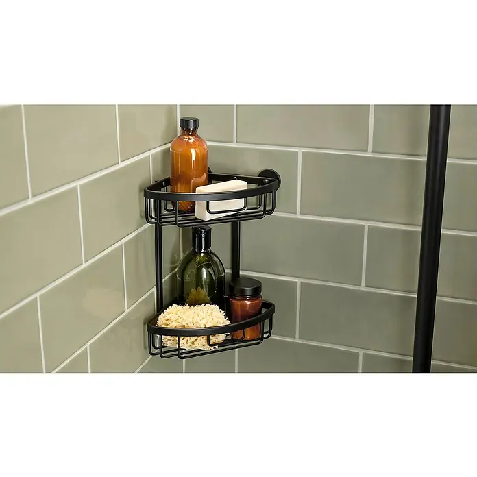 Tesa Aluxx Eckduschkorb - L x B x H: 16,3 x 16,3 x 26,2 cm, Schwarz, Matt - Ein schwarzes Eckregal mit zwei Ablagen ist an einer getäfelten Wand befestigt und enthält diverse Badutensilien wie Seife und Lotionen.