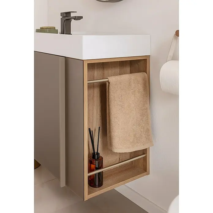 Camargue Marea Badmöbel-Set Mini - Gesamtbreite Badmöbel: 50 cm, Berg Eiche/Goldbronze, Matt - Das Bild zeigt einen Waschtischunterschrank mit einem Handtuchhalter und einer Duftflasche. Der Schrank ist in hellen Holzfarben gehalten.