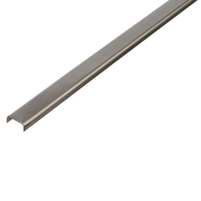 Alberts Perfil en U - 1.000 x 16 x 10 mm, Espesor: 1,5 mm, Plateado - Captura de un perfil de aluminio delgado para tiras LED, que ofrece un diseño de iluminación elegante para espacios modernos.