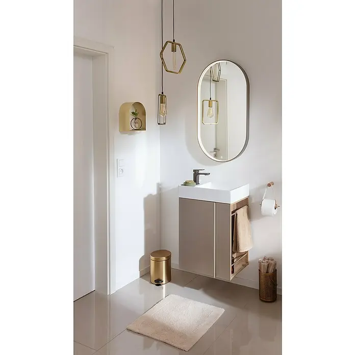 Camargue Marea Badmöbel-Set Mini - Gesamtbreite Badmöbel: 50 cm, Berg Eiche/Goldbronze, Matt - Ein modernes Badezimmer-Interieur mit einem stilvollen Waschtisch, einem Spiegel und dekorativen Pendelleuchten für eine elegante Atmosphäre.
