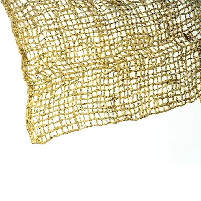 Heissner Teichnetz - Breite: 100 cm - Ein Stück grober Jutestoff mit einer quadratischen Netzstruktur auf einem weißen Hintergrund, ideal für rustikale Dekorationen oder Bastelprojekte.