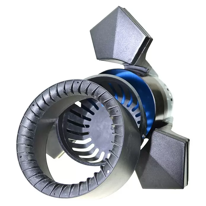 Heissner Skimmer - Fördermenge pro Std.: 2.500 l - Futuristische graue und blaue Vorrichtung mit strukturiertem Außenring und inneren Lamellen, möglicherweise ein Lufteinlass oder Lüfterbauteil.