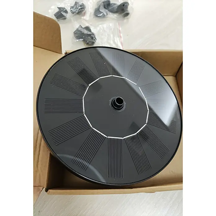 Heissner Solar-Teichpumpe - 1,4 W, Max. Fördermenge: 220 l/h - Nahaufnahme einer Solar-Gartenpumpe mit Aufsätzen in einer Box, ideal für Teiche und Vogeltränken, umweltfreundlich und einfach zu installieren.
