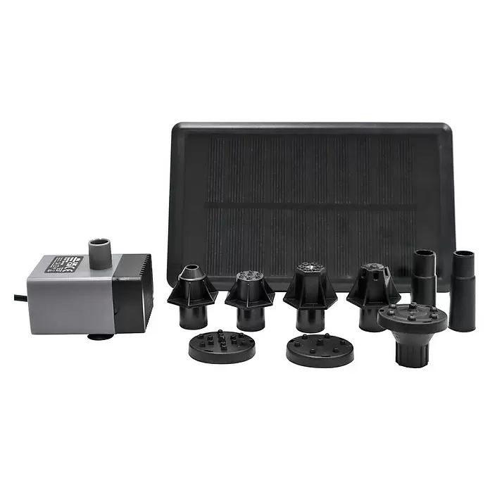 Heissner Solar-Teichpumpe - Fördermenge pro Std.: 150 l - Solarbrunnenpumpen-Set mit schwarzem Panel, grauer Pumpe und verschiedenen schwarzen Kunststoffdüsen.