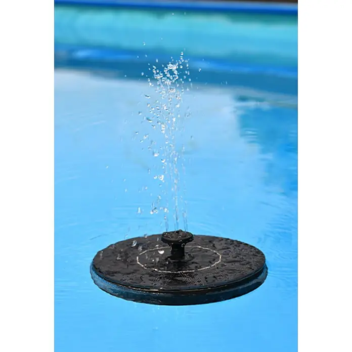 Heissner Solar-Teichpumpe - 1,4 W, Max. Fördermenge: 220 l/h - Schwimmender Solarbrunnen sprüht Wasser in einem blauen Pool und sorgt für eine entspannende Atmosphäre im Garten.