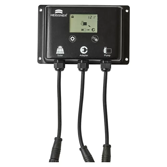 Heissner Wasserspielpumpe - Fördermenge pro Std.: 1.100 l - Schwarzer Solarladeregler mit LCD-Anzeige für 12.1V und Batteriestatus, mit Anschlüssen für Solar, Adapter und Pumpe.