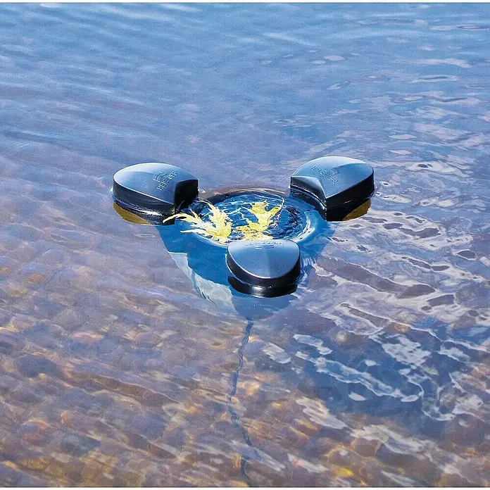 Heissner Skimmer - Fördermenge pro Std.: 2.500 l - Nahaufnahme eines Heissner Teichbelüfters im Wasser, der für Sauerstoffzirkulation und gesunde Teichbedingungen sorgt.