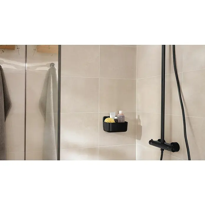 Tesa Duschkorb Lavaa - 20 x 11 x 13 cm, Schwarz, Matt - Ein schwarzer Duschkorb an der Wand mit Badutensilien. Praktische Ablage für Shampoo und Schwamm in der Dusche.