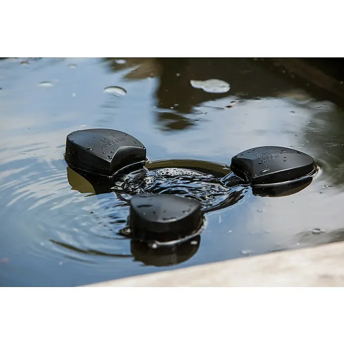 Heissner Skimmer - Fördermenge pro Std.: 2.500 l - Nahaufnahme eines schwarzen Heissner Teichbelüfters im Wasser, der für Sauerstoffzirkulation und ein gesundes Teichökosystem sorgt.