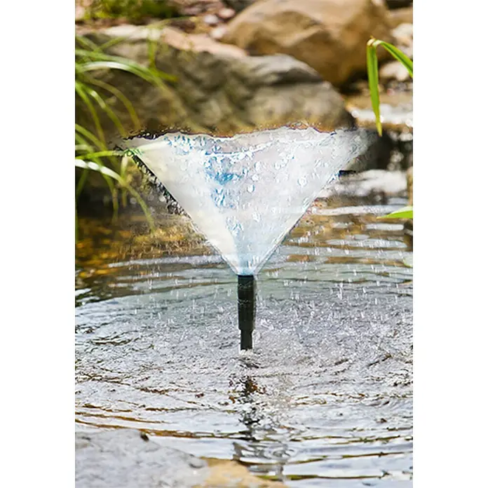 Heissner Teichpumpen-Set Aqua Jet Eco - 9 -tlg., Fördermenge pro Std.: 1.100 l - Nahaufnahme einer Teichpumpe, die im Teich installiert ist und Wasser fontänenartig verspritzt.