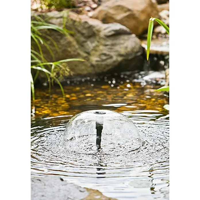 Heissner Teichpumpen-Set Aqua Jet Eco - 9 -tlg., Fördermenge pro Std.: 1.100 l - Nahaufnahme eines sprudelnden Kugelbrunnens in einem Gartenteich, der eine beruhigende und entspannende Atmosphäre schafft.