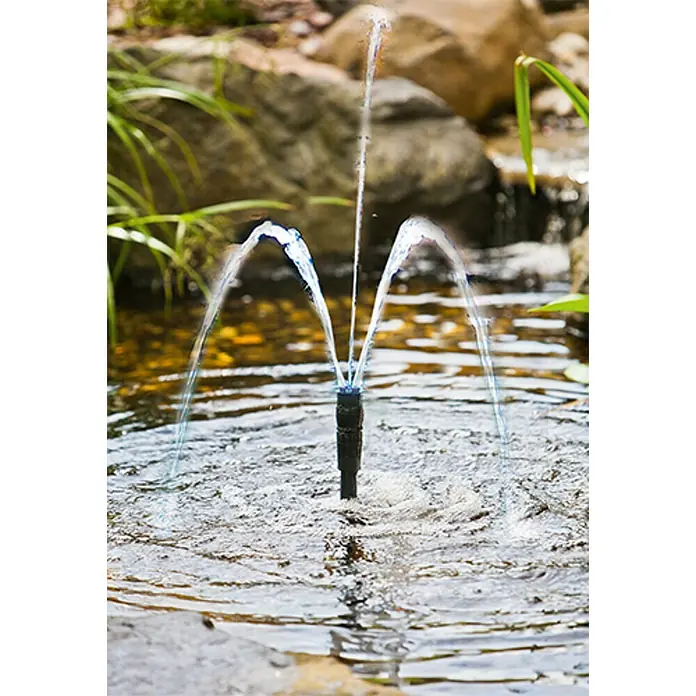 Heissner Teichpumpen-Set Aqua Jet Eco - 9 -tlg., Fördermenge pro Std.: 1.100 l - Nahaufnahme eines Springbrunnens mit Wasserdüsen, der in einem Gartenteich installiert ist und für eine entspannende Atmosphäre sorgt.