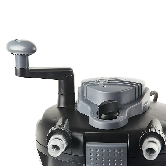 Heissner Druckfilter-Set - 25 W, Fördermenge pro Std.: 1.500 l - Detailaufnahme eines schwarzen Aquarienfilters mit grauem Pumphebel und Ventilen.