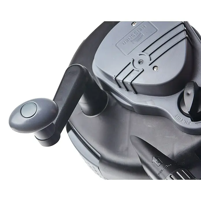 Heissner Druckfilter-Set - 25 W, Fördermenge pro Std.: 1.500 l - Detailaufnahme eines Heissner Teichschlammsaugers, der eine effiziente Reinigung und Pflege Ihres Gartenteichs ermöglicht.