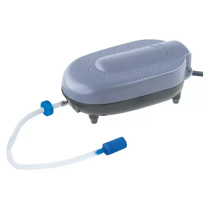 Heissner Teichpumpe - Fördermenge pro Std.: 240 l - Graue und schwarze Aquarienluftpumpe mit klarem Schlauch, einem blauen Rückschlagventil und einem blauen Luftstein.