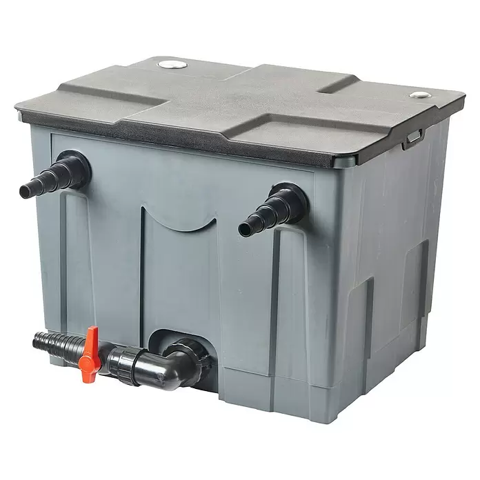 Heissner Durchlauffilter-Set - Fördermenge pro Std.: 3.000 l - Grauer Kunststoff-Teichfilterkasten mit schwarzen Schlauchanschlüssen, einem roten Ventil und einem dunkelgrauen Deckel.
