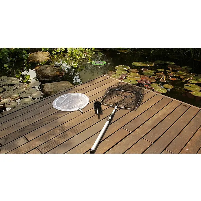 Heissner Reinigungs-Set - 3 -tlg. - Kescher-Set auf einem Holzsteg neben einem Teich mit Seerosen. Ideal für die Reinigung und Pflege von Gartenteichen, zur Fischpflege und Fütterung.