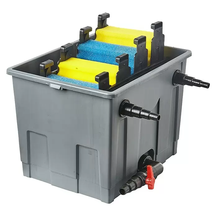 Heissner Durchlauffilter-Set - Fördermenge pro Std.: 3.000 l - Grauer Kunststoff-Teichfilter mit internen blauen und gelben Schwämmen und schwarzen Rohrverbindungen, einer mit einem roten Ventil.